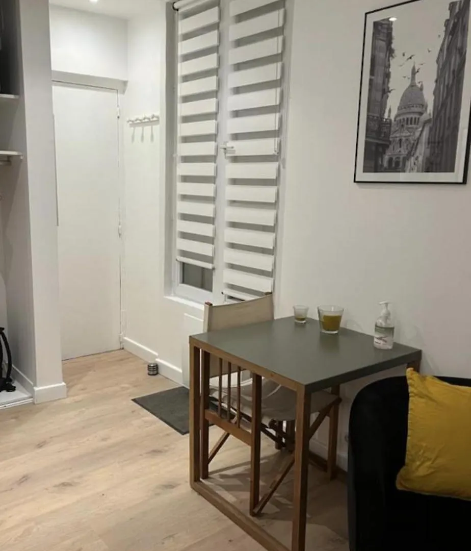 Entier Aux Abbesses - Montmartre - Flat In Montmartre Apartment Paris
